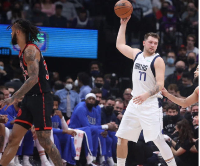  东契奇妙传串联全队独行侠轻取雷霆过关